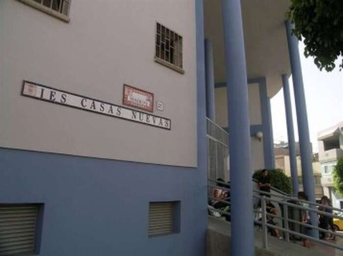 Entrada principal al IES Casas Nuevas (Foto TA)